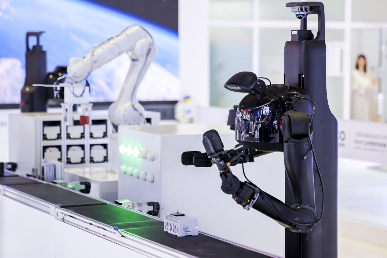 鹿明機(jī)器人與三菱電機(jī)攜手亮相進(jìn)博會，以具身智能賦能工業(yè)場景智能化升級